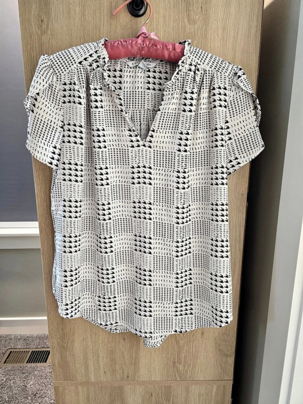 41 Hawthorn Abstract Short Sleeve Blouse in White & Black Size Medium